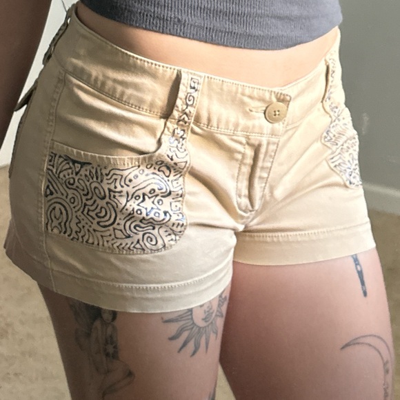 Khaki shorts with funky pattern - Picture 3 of 6
